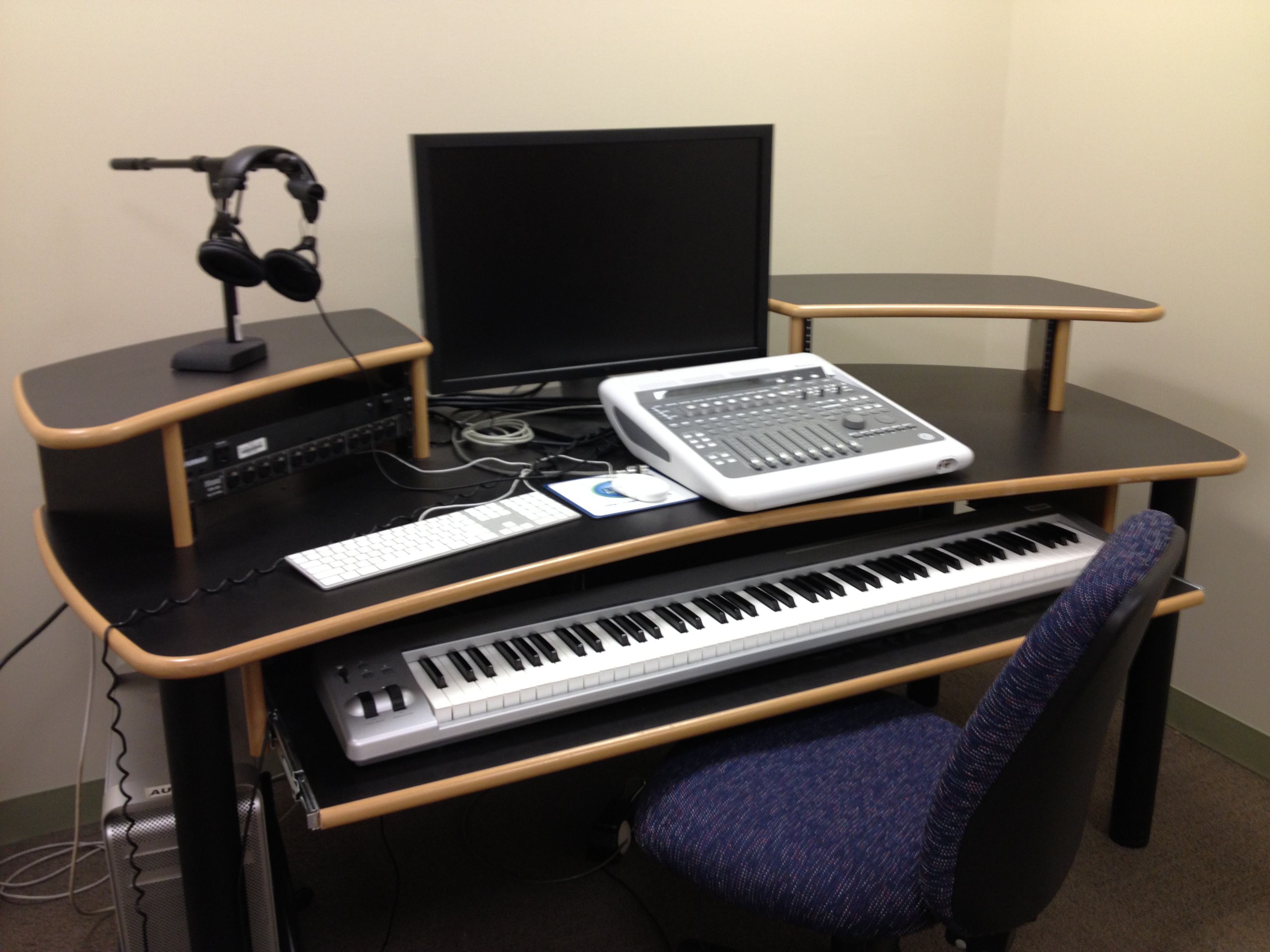 Sound equipment and computer in audio lab.